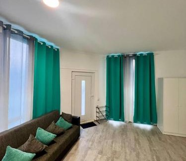 Freiberg am Neckar Apartment | Neuwertiges Apartment mit schnellem WLAN, Netflix, Glasfaser, Kostenlose Privatparkplatz auch für Transporter geeignet R25