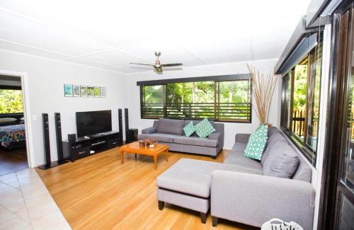 Kiikii Tapere House | Nevaeh Holiday Home plus Pool
