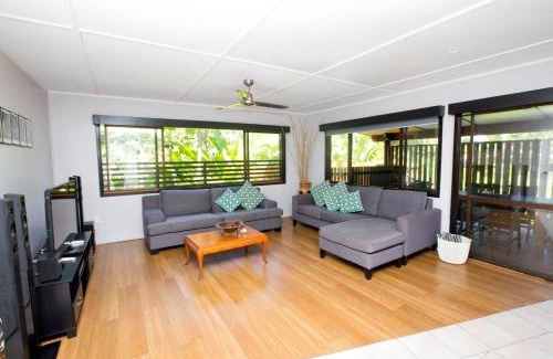 Kiikii Tapere House | Nevaeh Holiday Home plus Pool