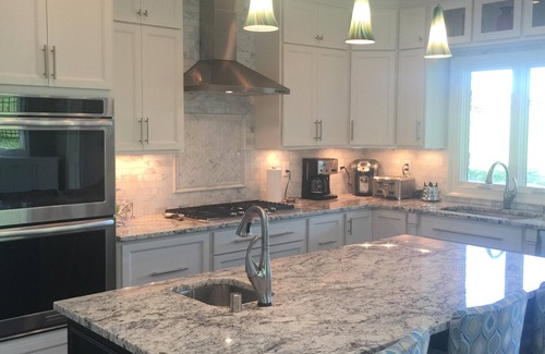 Louisville House | New ('15) centrally located new 6400+ sq ft + 6 bedrooms w/5 full bathroom