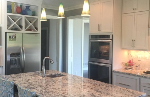 Louisville House | New ('15) centrally located new 6400+ sq ft + 6 bedrooms w/5 full bathroom
