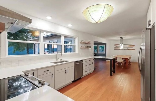 Wise House | NEW💥180 Degree Views! On the Point💥 Large Dock, Amazing Fishing💥Renovated!