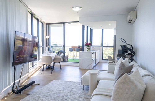 Wolli Creek Apartment | NEW! 1BR Apartment 5km to Airport, Train, Shops