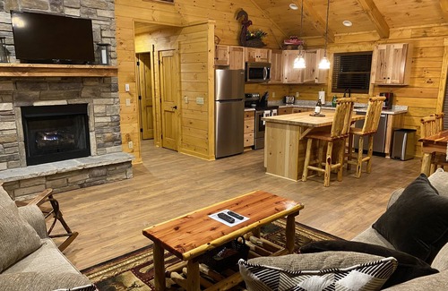 Deep Gap Cabin | New 2/2 log cabin, rushing trout stream, hot tub, fireplace, 4 acres