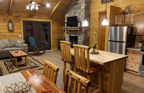 Deep Gap Cabin | New 2/2 log cabin, rushing trout stream, hot tub, fireplace, 4 acres