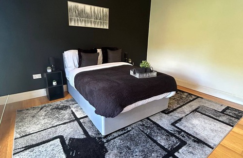 Grimsby Apartment | NEW! 2 Amazing Bedroom Central Grimsby