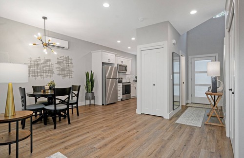 South Central House | New 2 Bd Luxury Townhouse- King Bed, Downtown, near Hospital, Close to Wineries