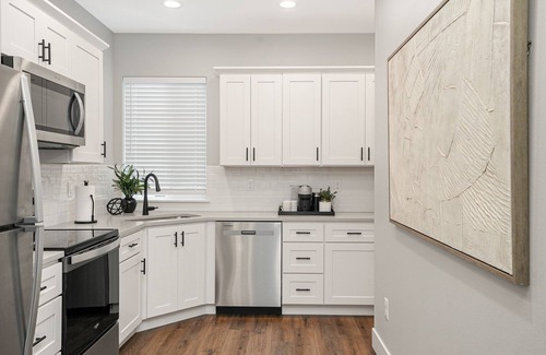 South Central House | New 2 Bd Luxury Townhouse- King Bed, Downtown, near Hospital, Close to Wineries