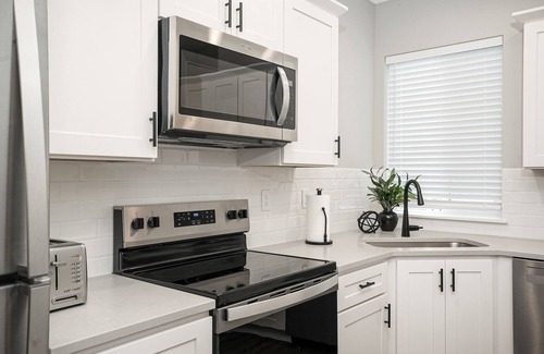 South Central House | New 2 Bd Luxury Townhouse- King Bed, Downtown, near Hospital, Close to Wineries