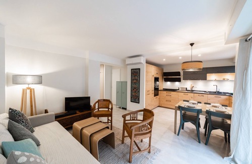 Antibes City Centre Apartment | New 2 bedroom/2 bathroom apartment by the beach 🏖️with garage and A/C