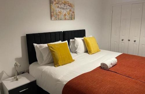 Heaton Apartment | NEW 2-Bedroom - Parking - Ideal4Family