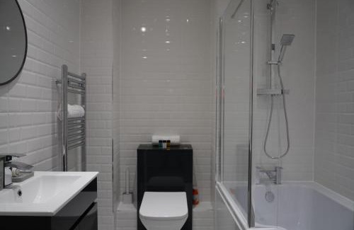 Heaton Apartment | NEW 2-Bedroom - Parking - Ideal4Family
