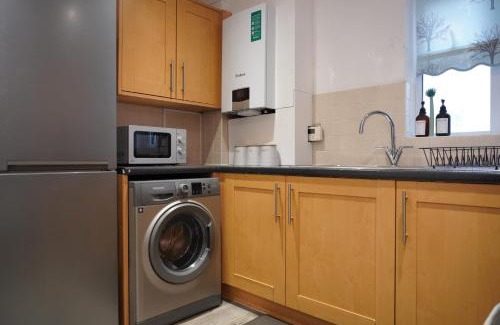Heaton Apartment | NEW 2-Bedroom - Parking - Ideal4Family