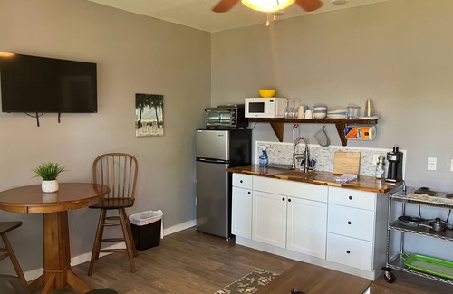 Southport Cottage | New 2023 Deer Point Lake House with Kayaks, EV Charger, & Dock - Dog Friendly
