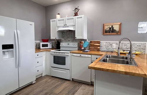 Southport Cottage | New 2023 Deer Point Lake House with Kayaks, EV Charger, & Dock - Dog Friendly