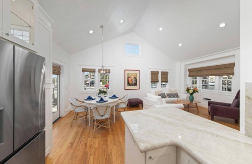 University Heights House | New, 3 Bed, 2 Bath, Walk to Bars, Food, Shops, Luxury Home, Large TV's. Comfy!