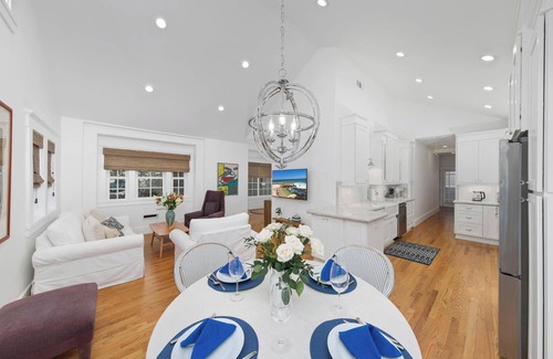 University Heights House | New, 3 Bed, 2 Bath, Walk to Bars, Food, Shops, Luxury Home, Large TV's. Comfy!