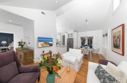 University Heights House | New, 3 Bed, 2 Bath, Walk to Bars, Food, Shops, Luxury Home, Large TV's. Comfy!