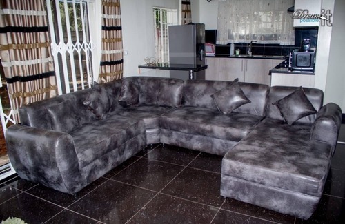 Harare House | New 3 bed house , open plan kitchen/Lounge. Sleeps 6. Borehole water, solar