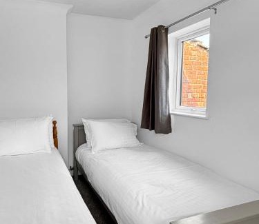 Grantham House | NEW 3 Bed House Sleeps 8 Ideal for Groups, Families & Contractors - Garden & Driveway - Central Location - Amaya 10