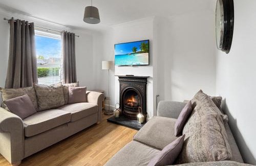 Grantham House | NEW 3 Bed House Sleeps 8 Ideal for Groups, Families & Contractors - Garden & Driveway - Central Location - Amaya 10