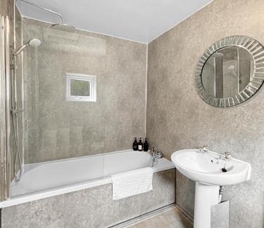 Grantham House | NEW 3 Bed House Sleeps 8 Ideal for Groups, Families & Contractors - Garden & Driveway - Central Location - Amaya 10