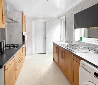 Grantham House | NEW 3 Bed House Sleeps 8 Ideal for Groups, Families & Contractors - Garden & Driveway - Central Location - Amaya 10