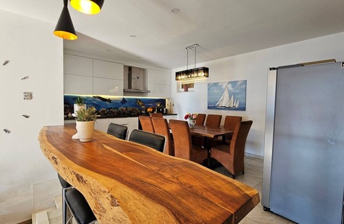 Borak House | NEW! 3-Bedroom Holiday Sunset House with Jacuzzi