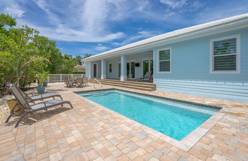 Coury House | New 3 Bedroom Home with Dockage, Pool, ICE MAKER on 13th St in KCB