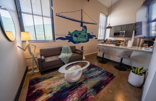 Buchanan Apartment | New 3 King Bedroom Apartment: Brewery| River| i81 |Downtown