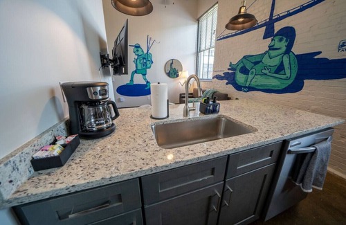 Buchanan Apartment | New 3 King Bedroom Apartment: Brewery| River| i81 |Downtown