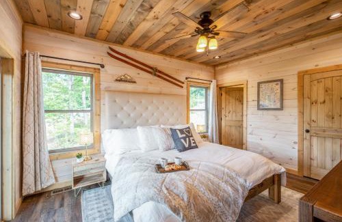 Pigeon Forge Ski Chalet | New/3 King Suites/Sleeps12/View/5 mi to PF/Hot tub