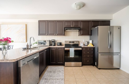 Thorold Apartment | New 3BR Townhouse, Minutes to Niagara Falls and Brock University by GLOBALSTAY