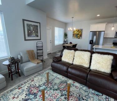 Lehi House | NEW 4-bed 4-bath Stylish House with Mountain View and 2 garages