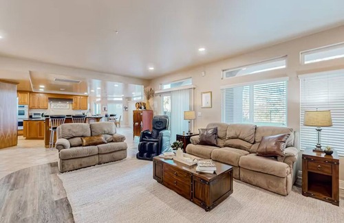 Morena House | NEW 5BR Bay View Theater Steam Room Massage Chair Luxury 5 min to Sea World/Zoo