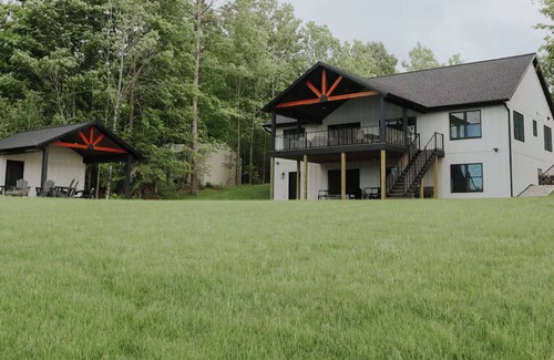Loretto House | New 6 bedroom Lake Front Home- Theatre Room- Poker - FirePit- Kayak/Paddleboards