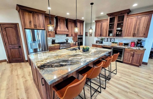 Zion National Park East Entrance House | New! 6 King Suites/8 bdrm, Hot Tub, EV, E-Scooters