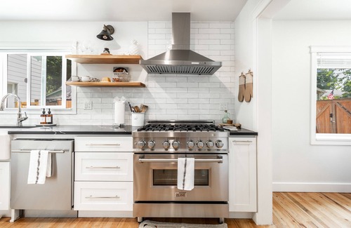 Shoreline House | NEW! AC & Single Level house| EV Charger, King Bed | Parking