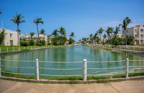 Puente del Mar Apartment | New Acapulco Retreat Garden Pool & Gym