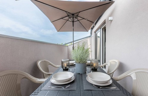 Ferrara Apartment | New and spacious apartment of about 145 sqm, capable of accommodating up to 11 people, located on the second floor of a modern building without a lift.The property is located in a residential area of ​Ferrara, a few minutes walk from the city center