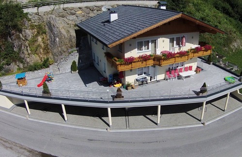 Zellbergeben Apartment | NEW apartments, huge balcony, covered parking, ski bus stop