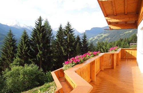 Zellbergeben Apartment | NEW apartments, huge balcony, covered parking, ski bus stop