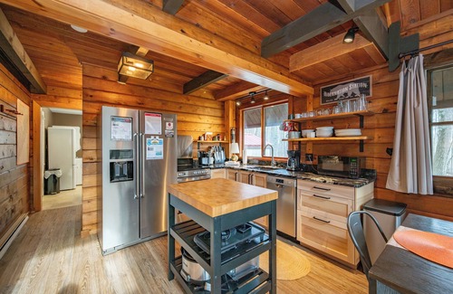 McHenry House | New! Bear's Den: Lake Area, Fire Pit!