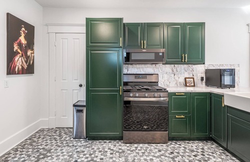 Irvington House | New, bold, thrilling & fierce! 5 miles from downtown Indy