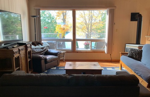 Trent Lakes House | NEW Breathtaking Sunset Lakefront 4Bedroom Cottage