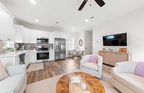 Youngsville House | New Breezy Cottage - King Bed - Mini-Golf - Park