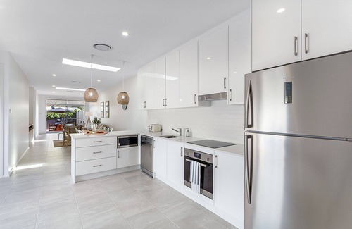 Fingal Bay House | New Bright Modern Family Villa, near Beach Dogs also welcome. Free Wifi+Netflix