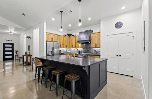 Denison House | New Build - 2 Ensuite King Bedrooms - Starlink WiFi + Roku TVs - Walking Trails