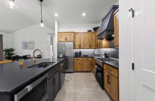 Denison House | New Build - 2 Ensuite King Bedrooms - Starlink WiFi + Roku TVs - Walking Trails