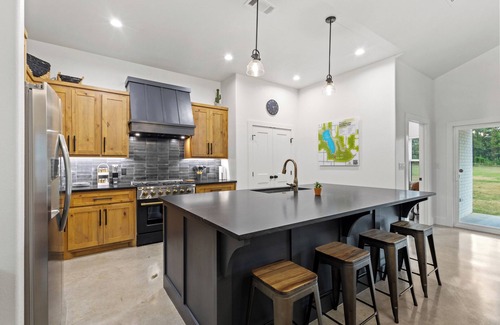 Denison House | New Build - 2 Ensuite King Bedrooms - Starlink WiFi + Roku TVs - Walking Trails